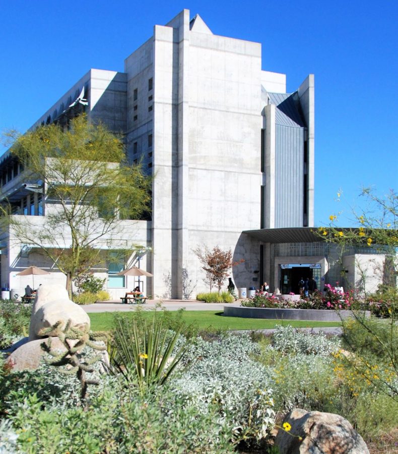 The grassy area of the Learning Resource Center. Photo Credit: San Diego Mesa College Office of Communications.