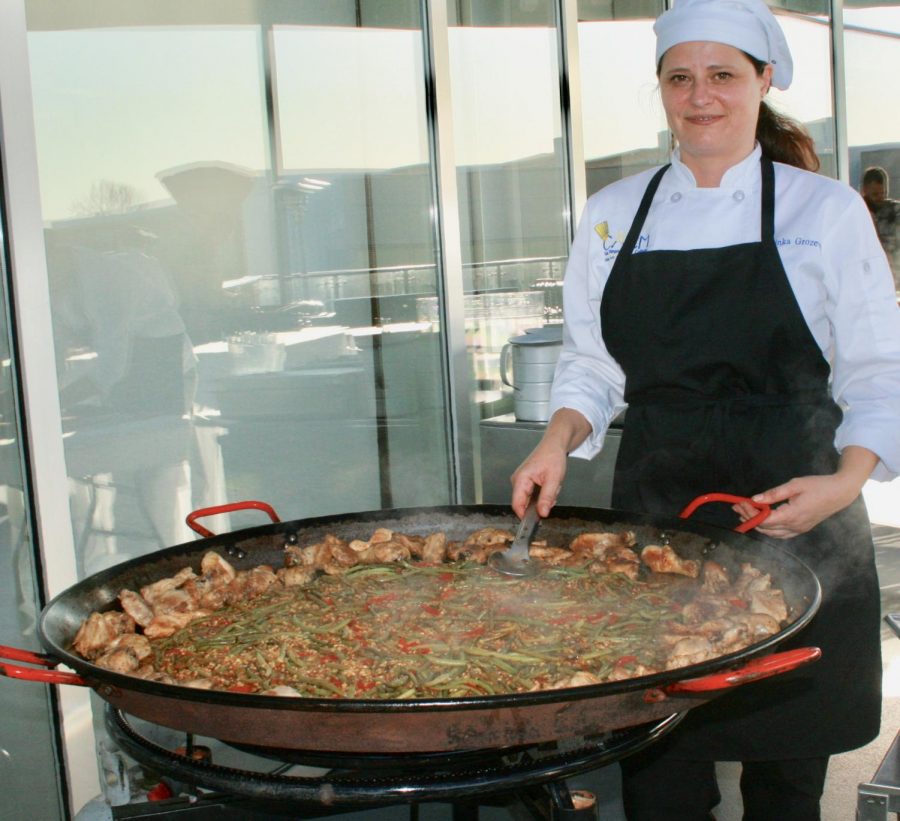 Student+chef+cooks+traditional+Spanish+paella