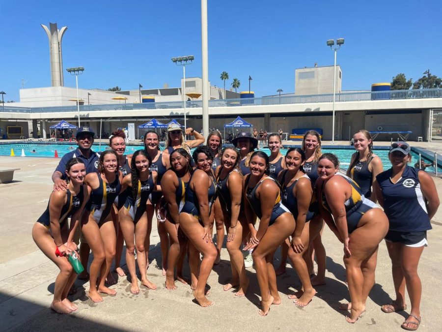 The+2022+Mesa+Womens+Water+Polo+team+gathers+for+a+team+photo.+