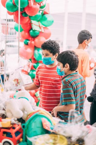 There are many opportunities across San Diego County to give back this holiday season.
Photo by Claudia Raya on www.unsplash.com 