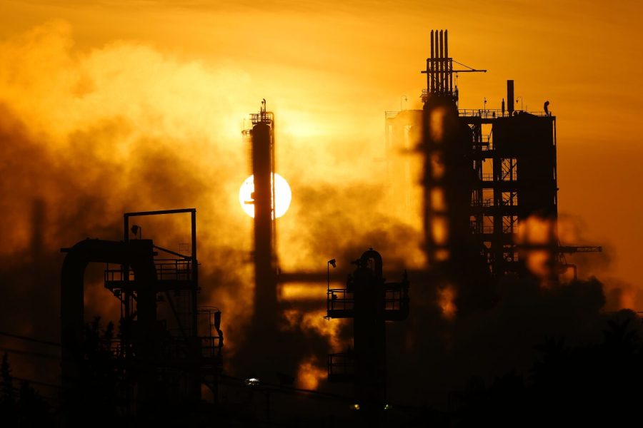 A Phillips 66 oil refinery near a residential Wilmington neighborhood.