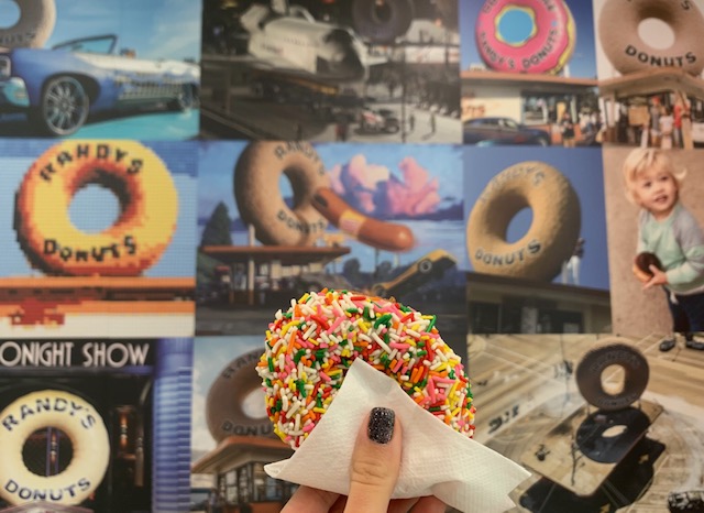 A+sprinkles+donut+at+Randys+Donuts+in+Stonecrest+Plaza.