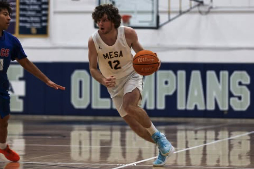 Small forward Brayden Honenbein drives against L.A. Valley.
Photo Credit: Nicole Noel/San Diego Mesa College