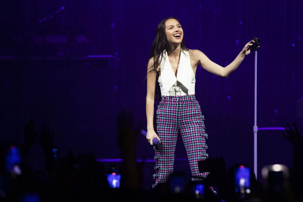 Olivia Rodrigo acknowledges the crowd as she performs at the Met Philadelphia on May 6, 2022. (Heather Khalifa/Philadelphia Inquirer/TNS)