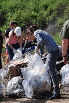 Volunteers tackle Tecolote trash